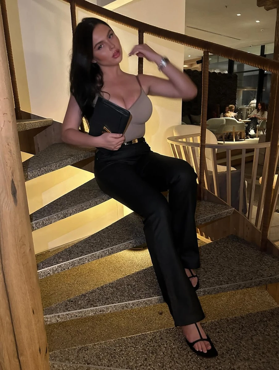 Дочка Фреймут посвітила декольте на сходах в Карпатах