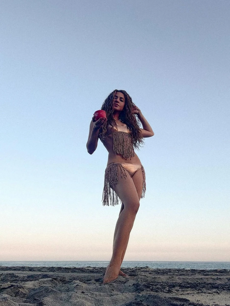 Шакіра зняла себе знизу, щоб ноги здавалися довшими