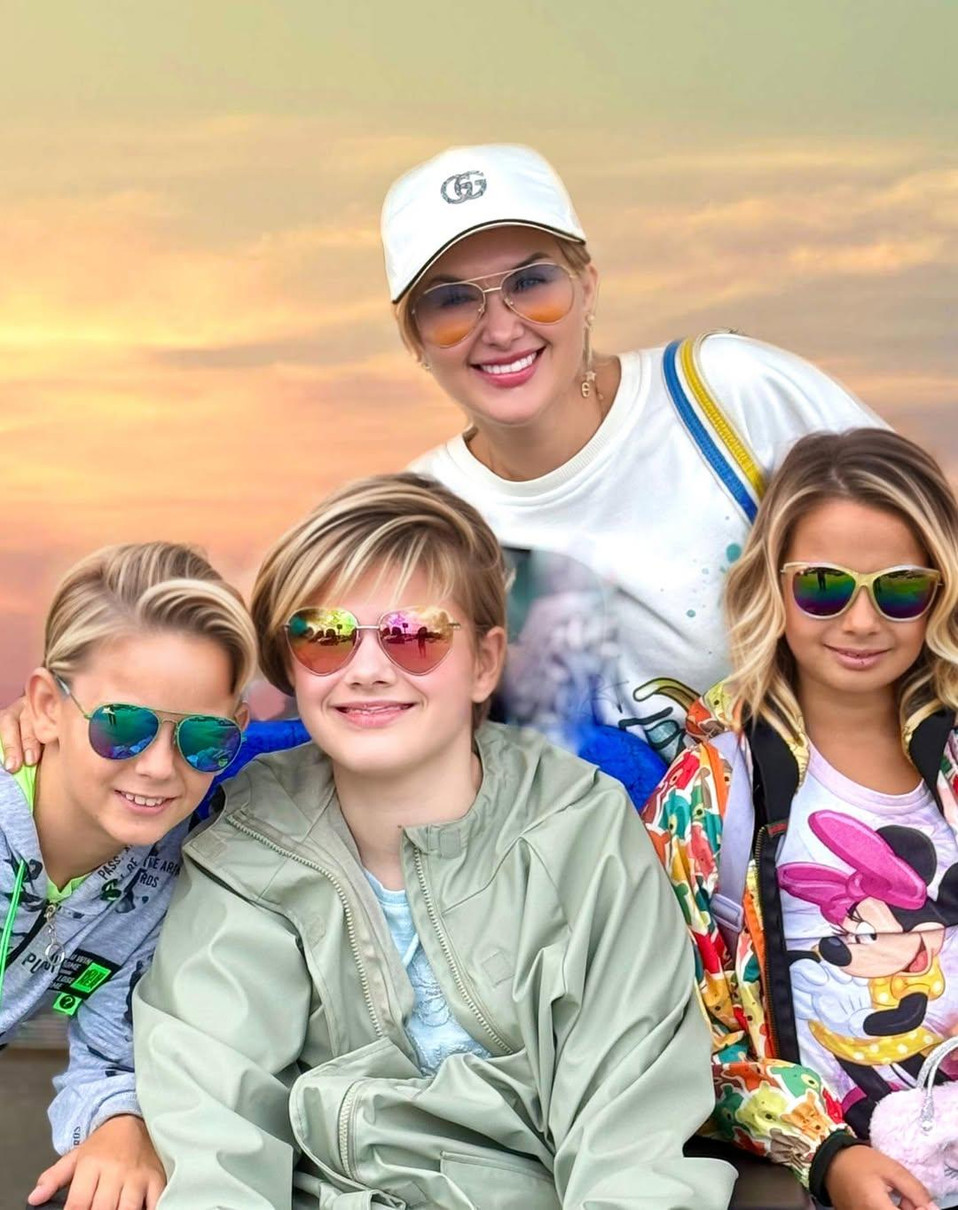 Катерина Бужинська і її троє дітей