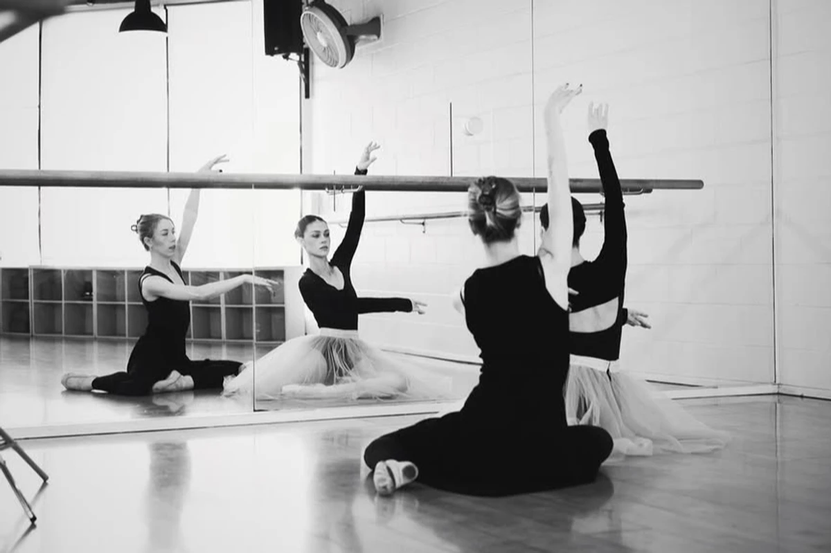 Невістка Бекхемів у боді та на пуантах захопила своїм виглядом під час тренування балету