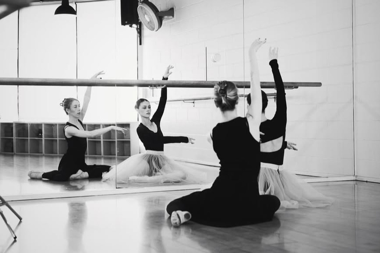 Невістка Бекхемів у боді та на пуантах захопила своїм виглядом під час тренування балету