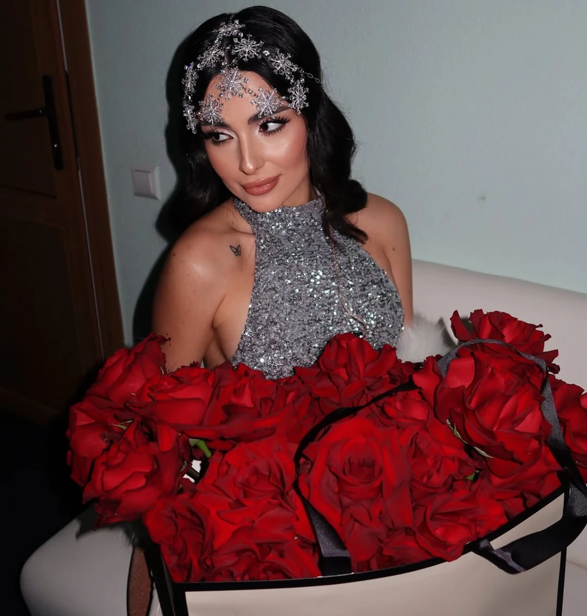 Анна Трінчер у блискучій сукні попозувала з квітами