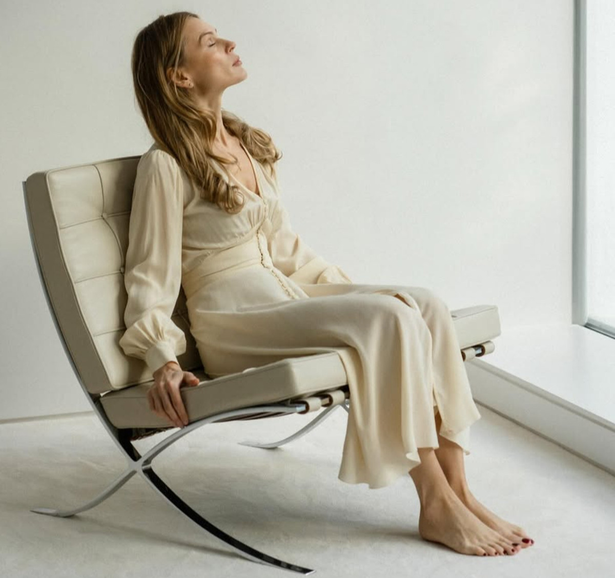 Оля Фреймут у ніжній сукні посиділа босоніж на кріслі для фото