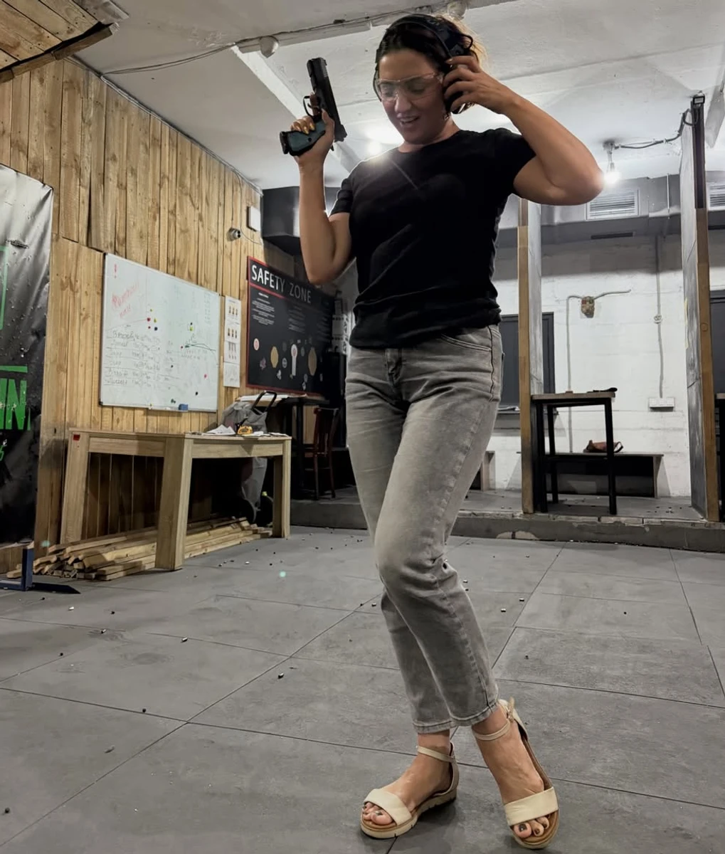 Оля Цибульська похвалилася фото з пістолетом у тирі