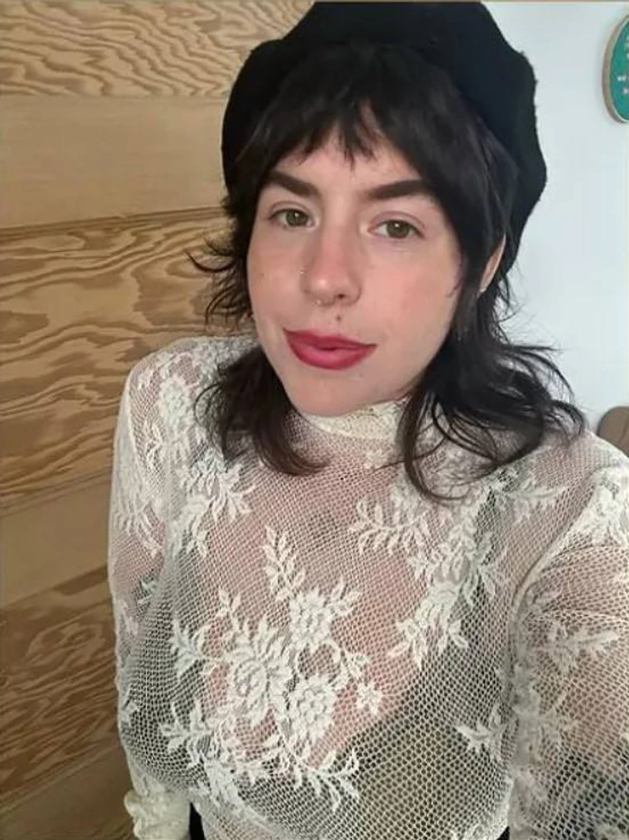 Белла - художниця та дизайнерка