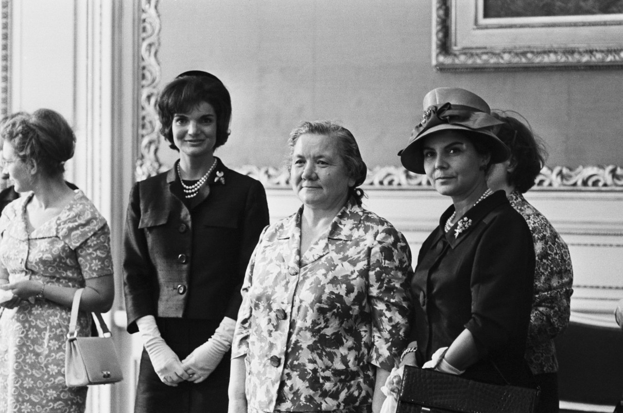 Перша леді США Жаклін Кеннеді та перша леді СРСР Ніна Хрущова у Відні в 1961-му
