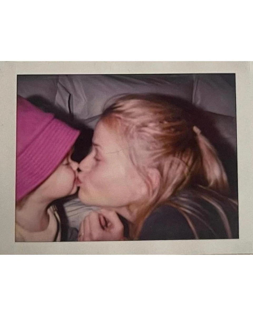 Архівне миле фото мами і доньки