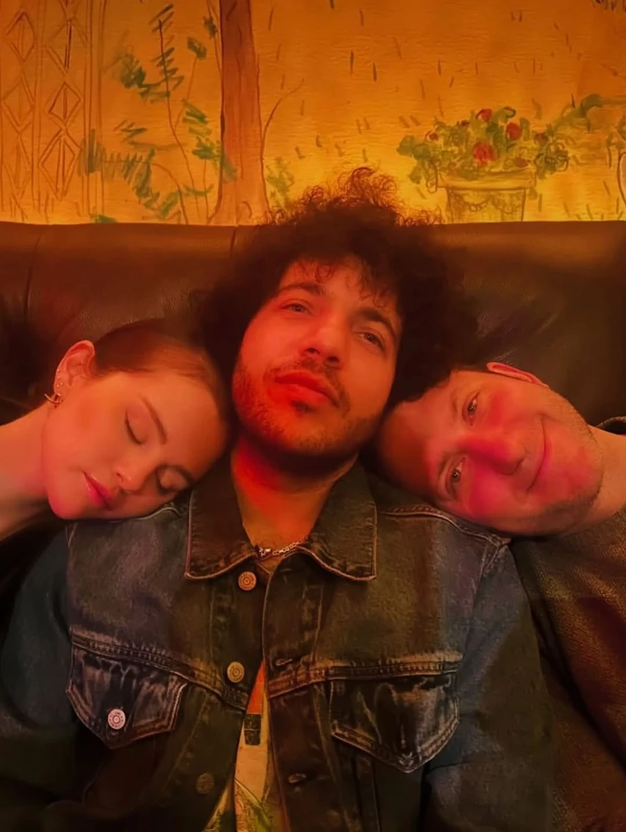 Селена Гомес попозувала в обіймах нареченого