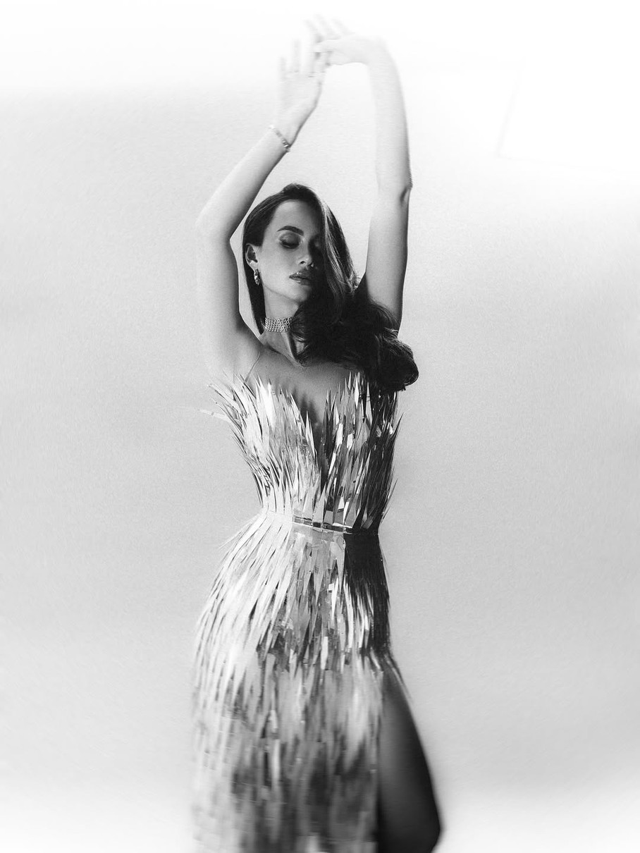 Таня Парфільєва у срібному луці похвалилася фігурою