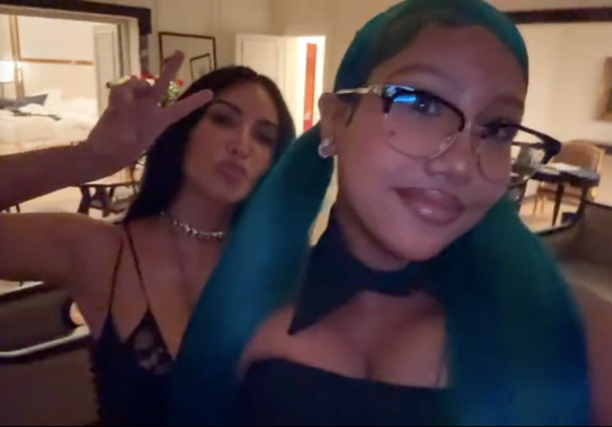 Кім Кардашян з дочкою у дорослому образі попозувала для відео