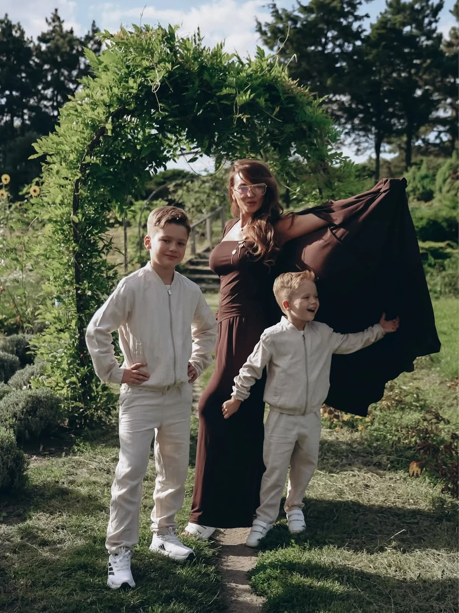 Анна Саліванчук у стильному луці наробила сонячних фото з синами