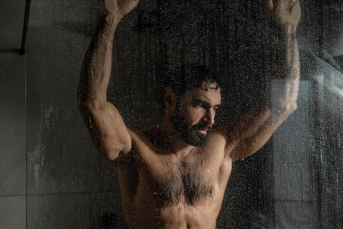 Голий Козловський в душі