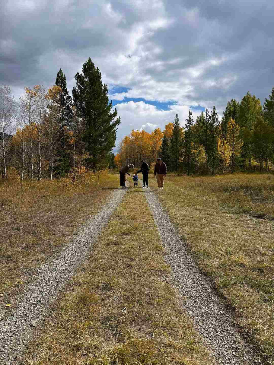 На цьому фото Румер позначила свою маму Демі Мур і друга родини, відомого флориста Еріка Бутербо, якого називають королем троянд