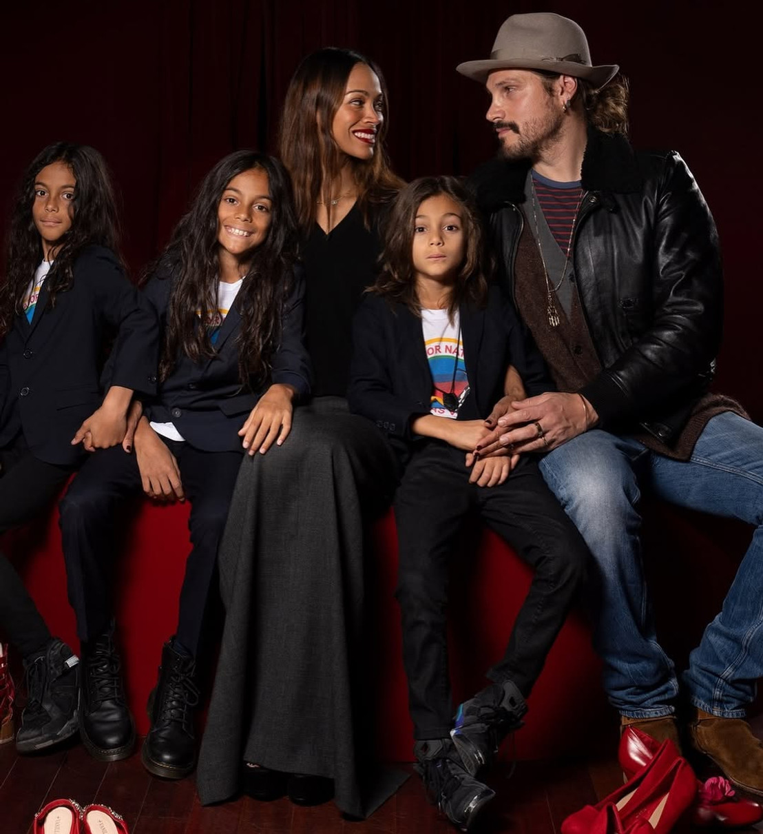 Зої Салдана з чоловіком і трьома синами