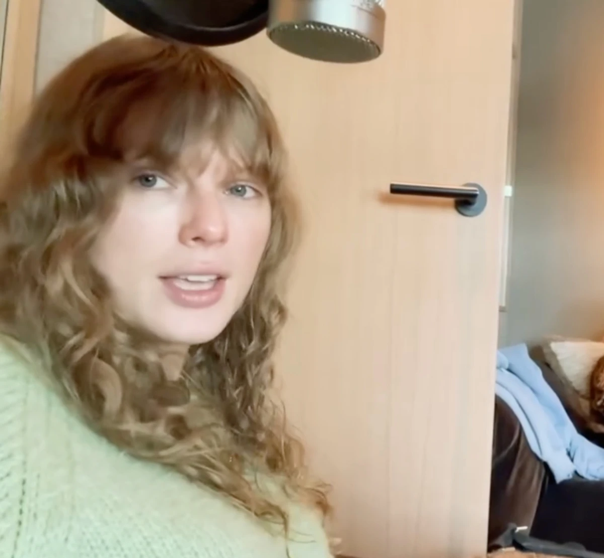 Тейлор Свіфт попозувала без макіяжу