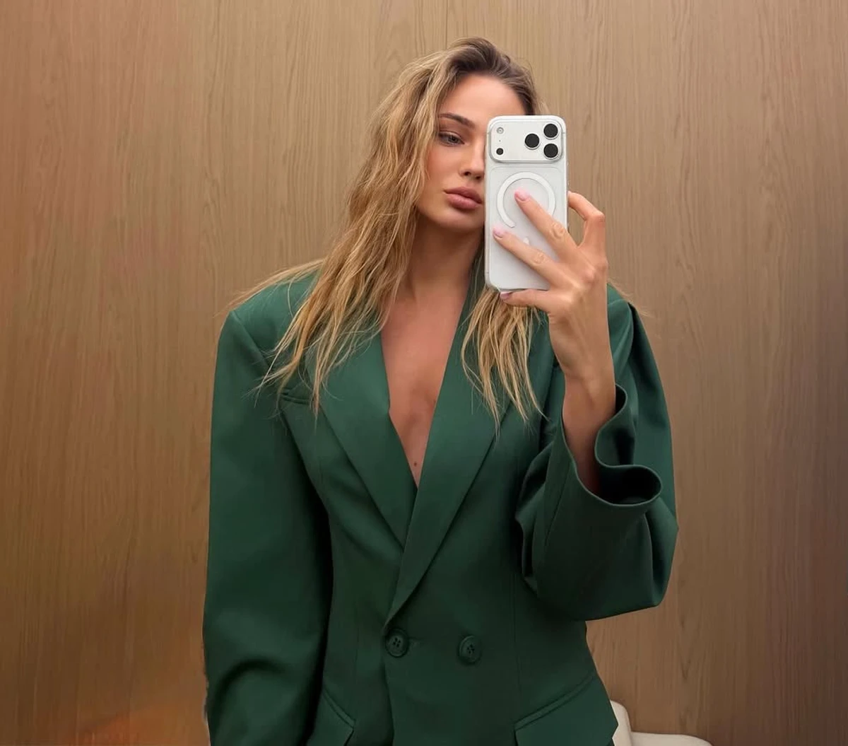 Дар'я Білодід у декольтованому жакеті посвітила декольте