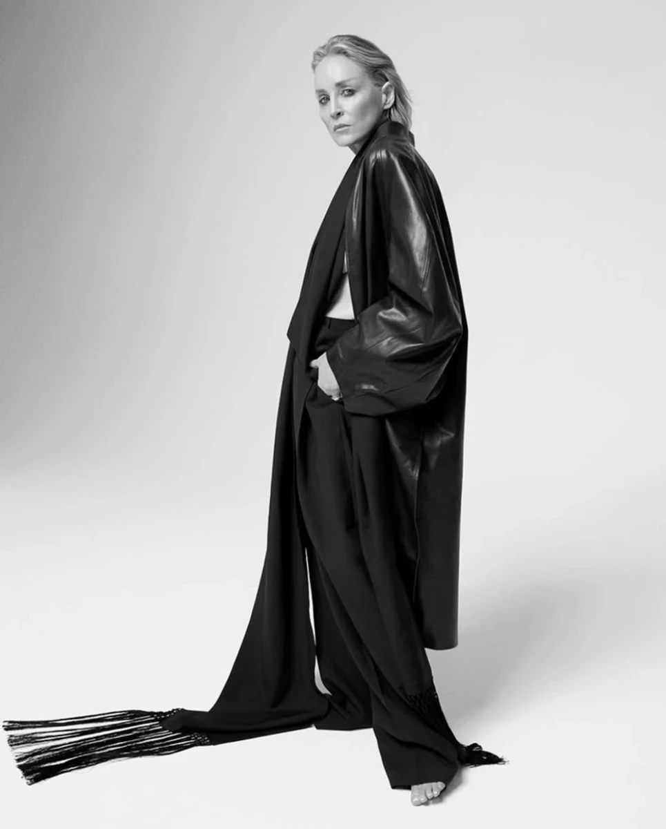 Шерон Стоун у тренчі зі шкіри попозувала для журналу