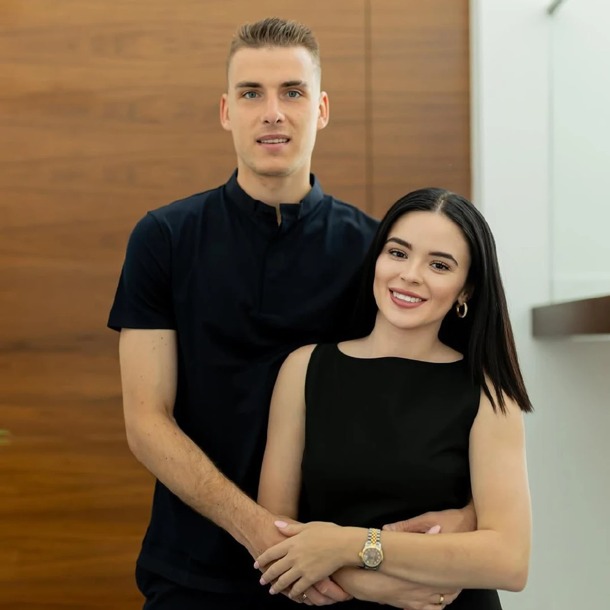 Лунін з дружиною у чорному