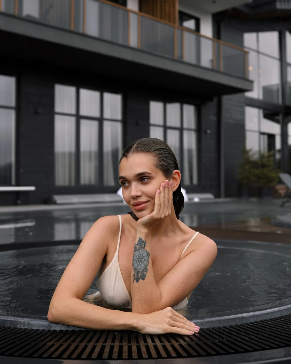 Саша Бо позує в купальнику