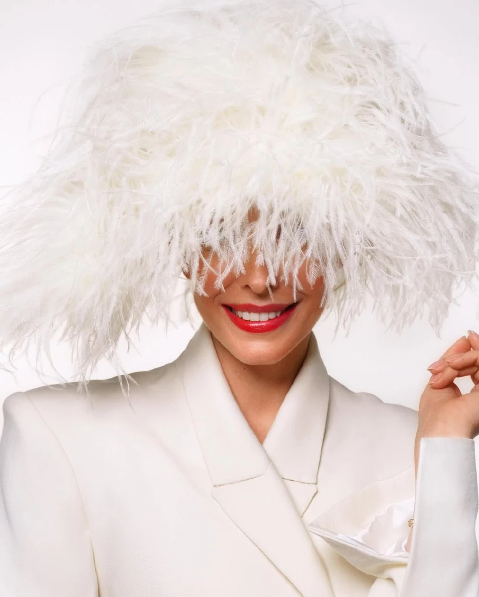 Осадча у капелюсі