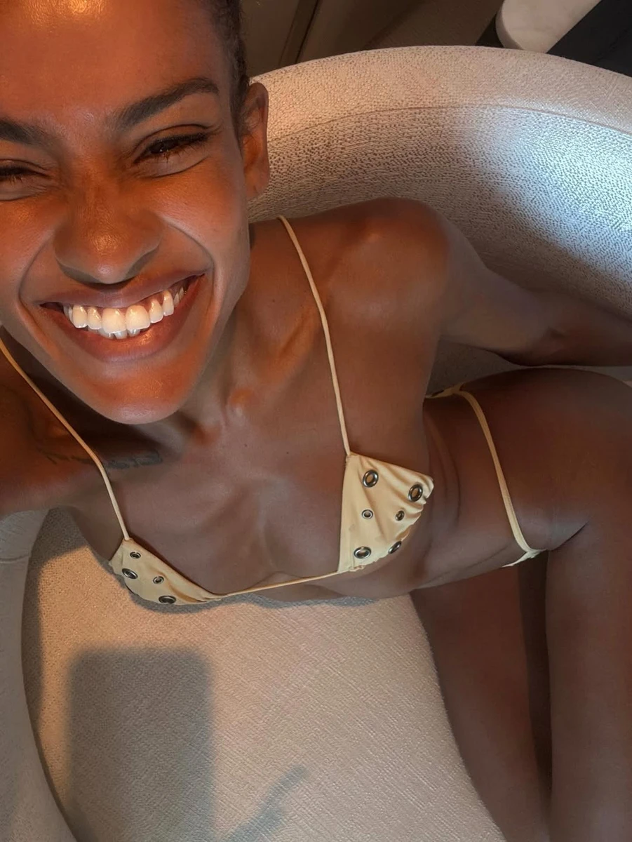 Кохана Касселя у бікіні похвалилася струнким тілом