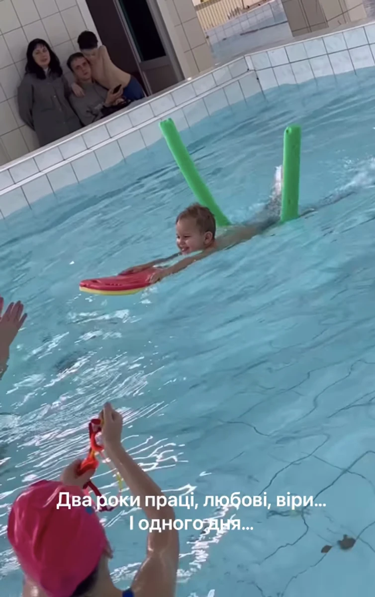 Дружина Павліка показала, як їхній син плаває в басейні для терапії від затримки розвитку