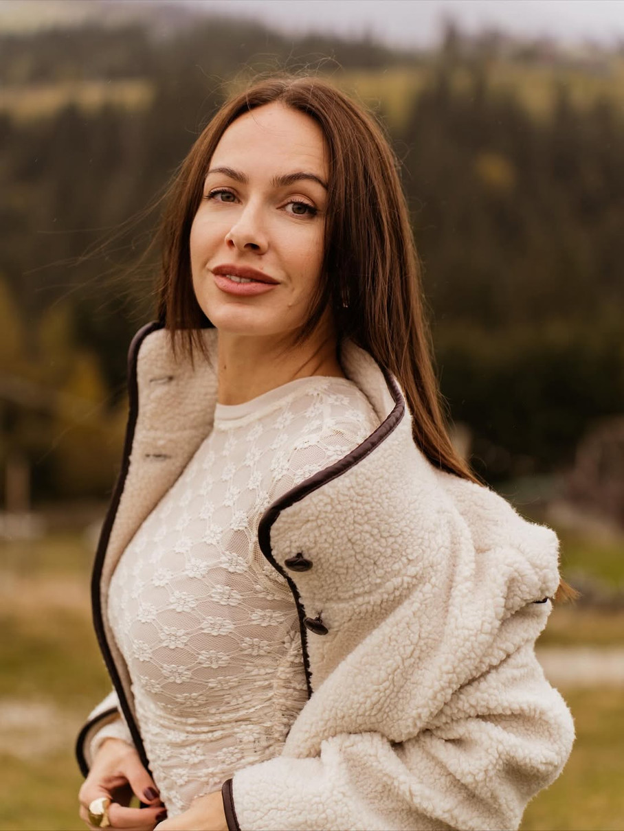 Христина Горняк у сукні з квітами попозувала на тлі карпатських гір