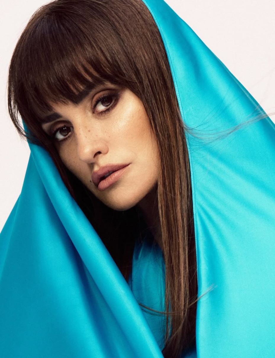 Пенелопа Крус з ефектним поглядом попозувала для обкладинки