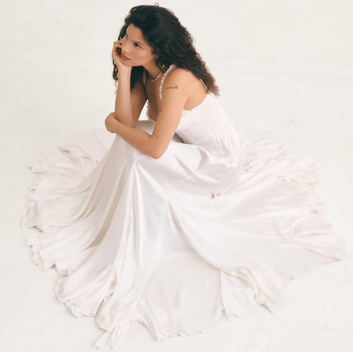 Мішель Андраде в образі нареченої попозувала на підлозі