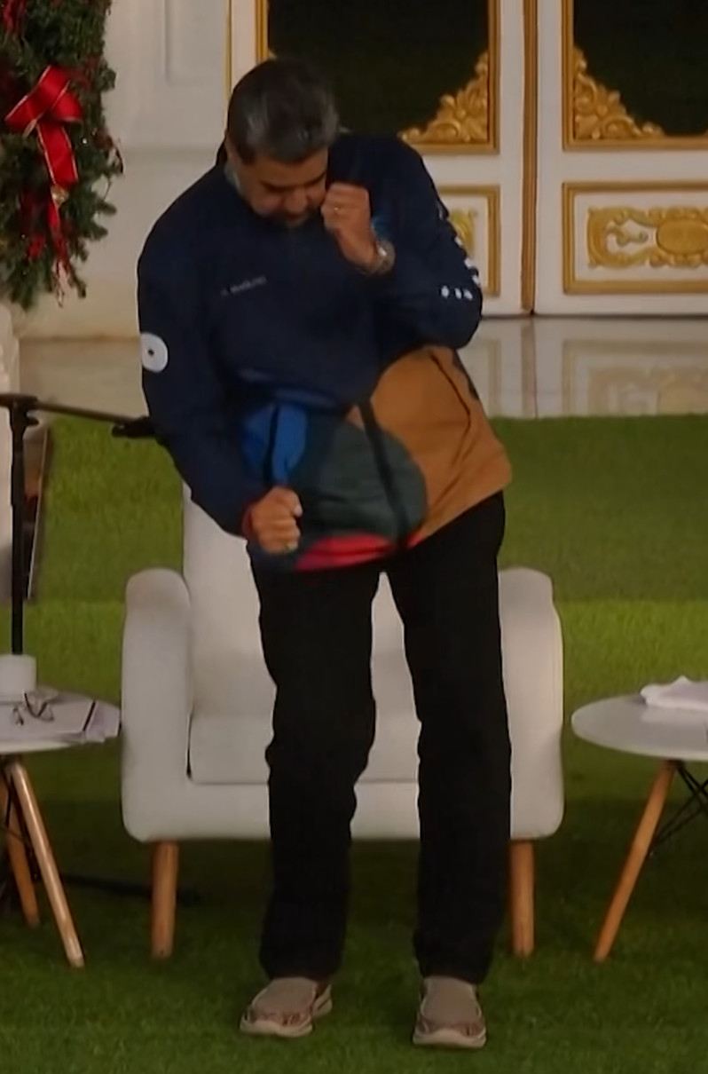 Ніколас Мадуро танцював на сцені під час мітингу на тлі напруги з США