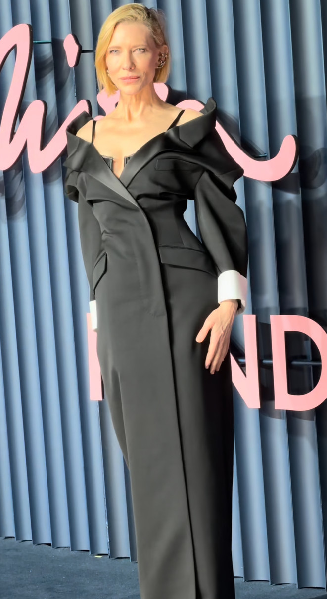 Кейт Бланшетт оголила плечі на British Fashion Awards