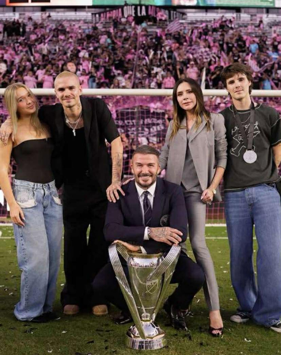 Девід Бекхем святкує перемогу у футболі