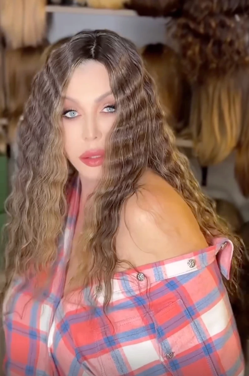 Ірина Білик зі спущеною сорочкою та з перукою покрасувалася на камеру