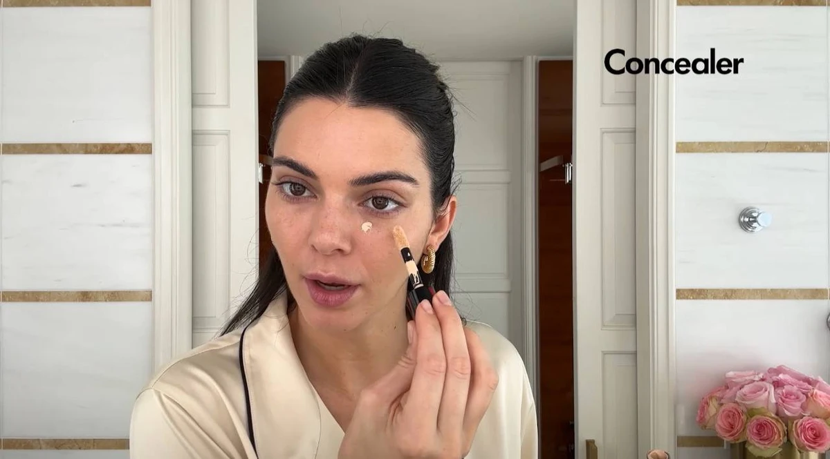 Далі наносить консилер 