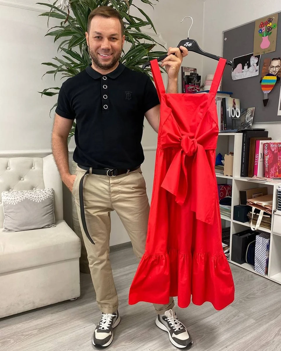 Дизайнер Андре Тан має свій варіант у чорному кольорі