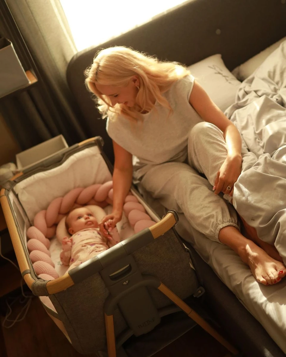 Лілія Ребрик з донечкою вдома