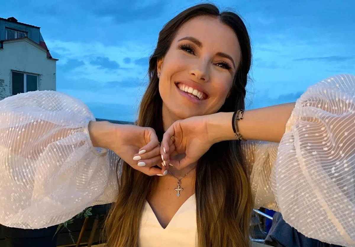 Олена Ющенко позує для фото