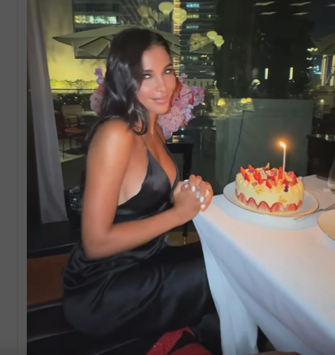 Санта Дімопулос у чорній сукні показалася з тортиком