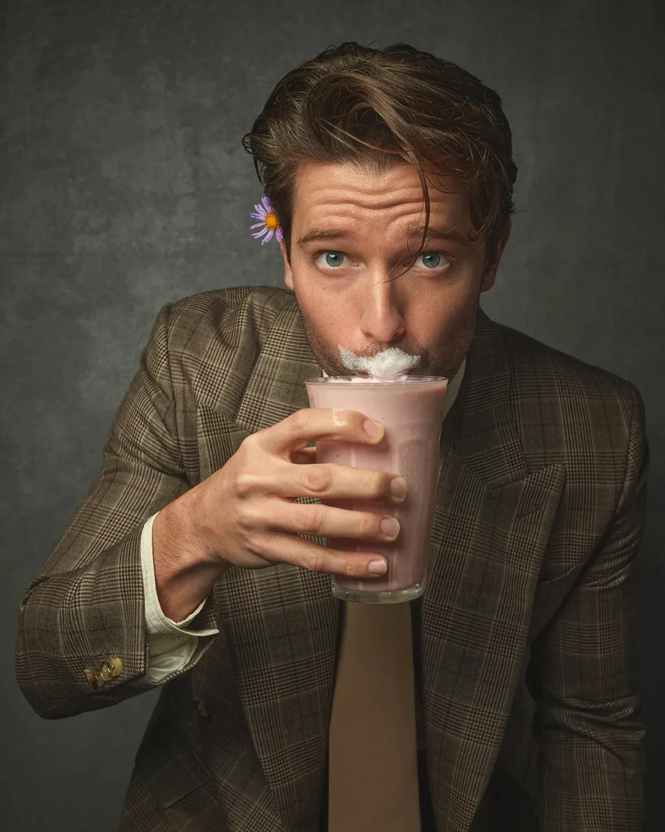 Син Арнольда Шварценеггера у костюмі показався з напоєм