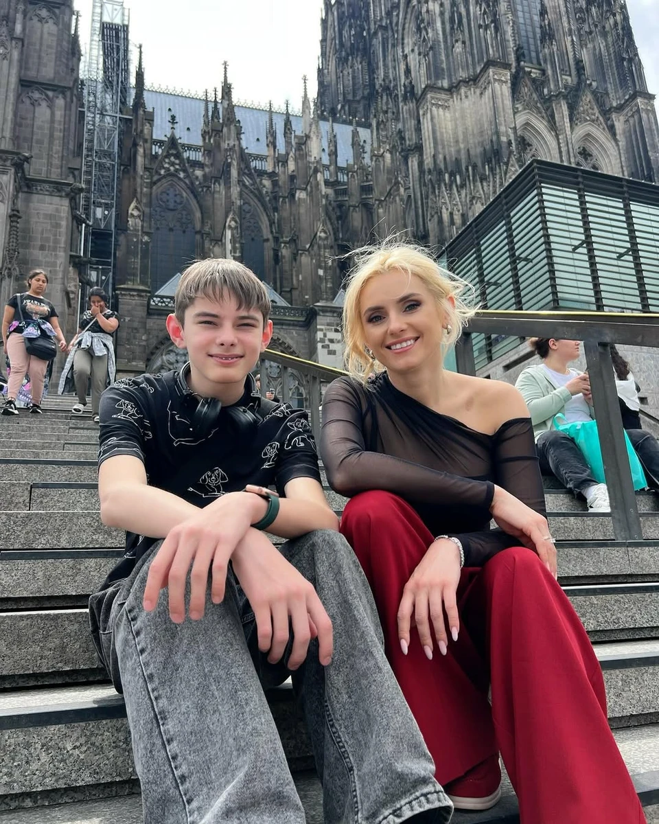 Ірина Федишин з сином посиділа на сходах в Кельні