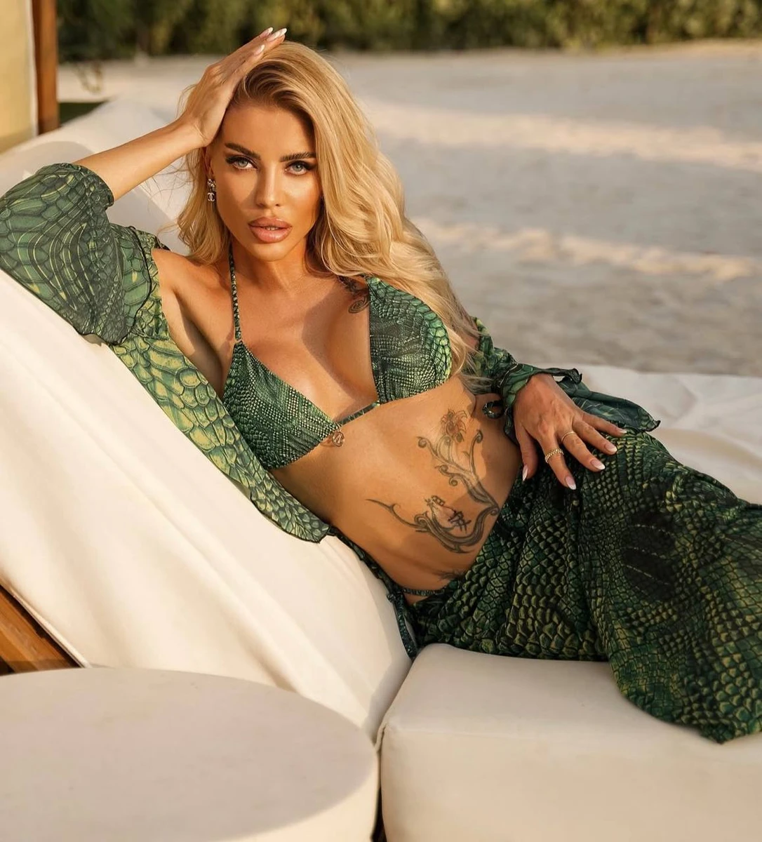 Крук в купальнику випнула бюст