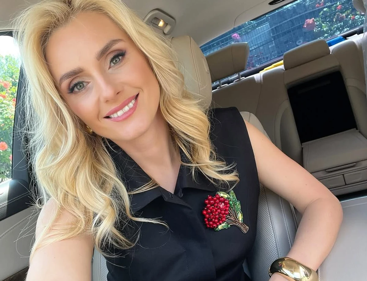 Ірина Федишин робить селфі в автомобілі