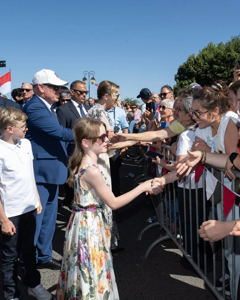 Княгиня Монако показала дочку і сина в яскравих луках на прийомі