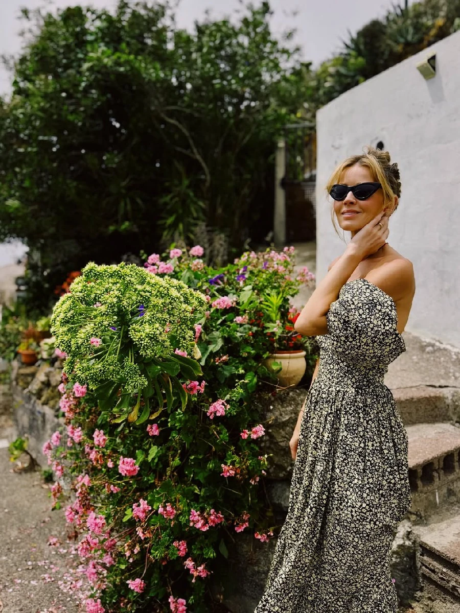 Катерина у своїй сукні ідеально вписалася у квітник