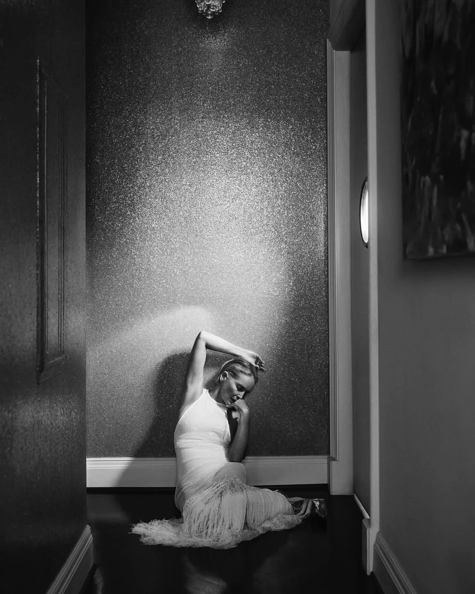 Шерон Стоун у білій сукенці полежала на підлозі для емоційних фото