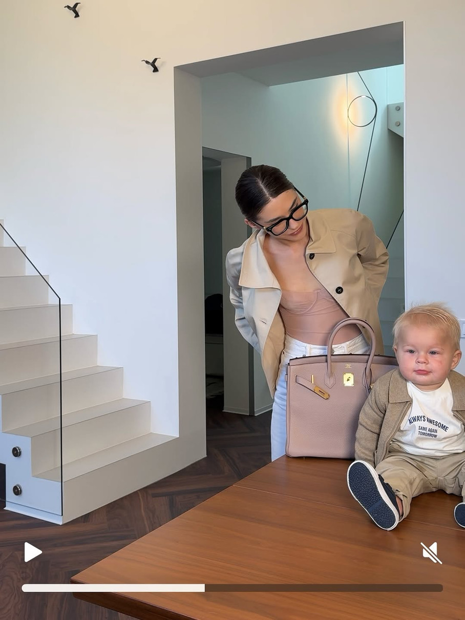 Катерина Остапчук з сином та сумочкою