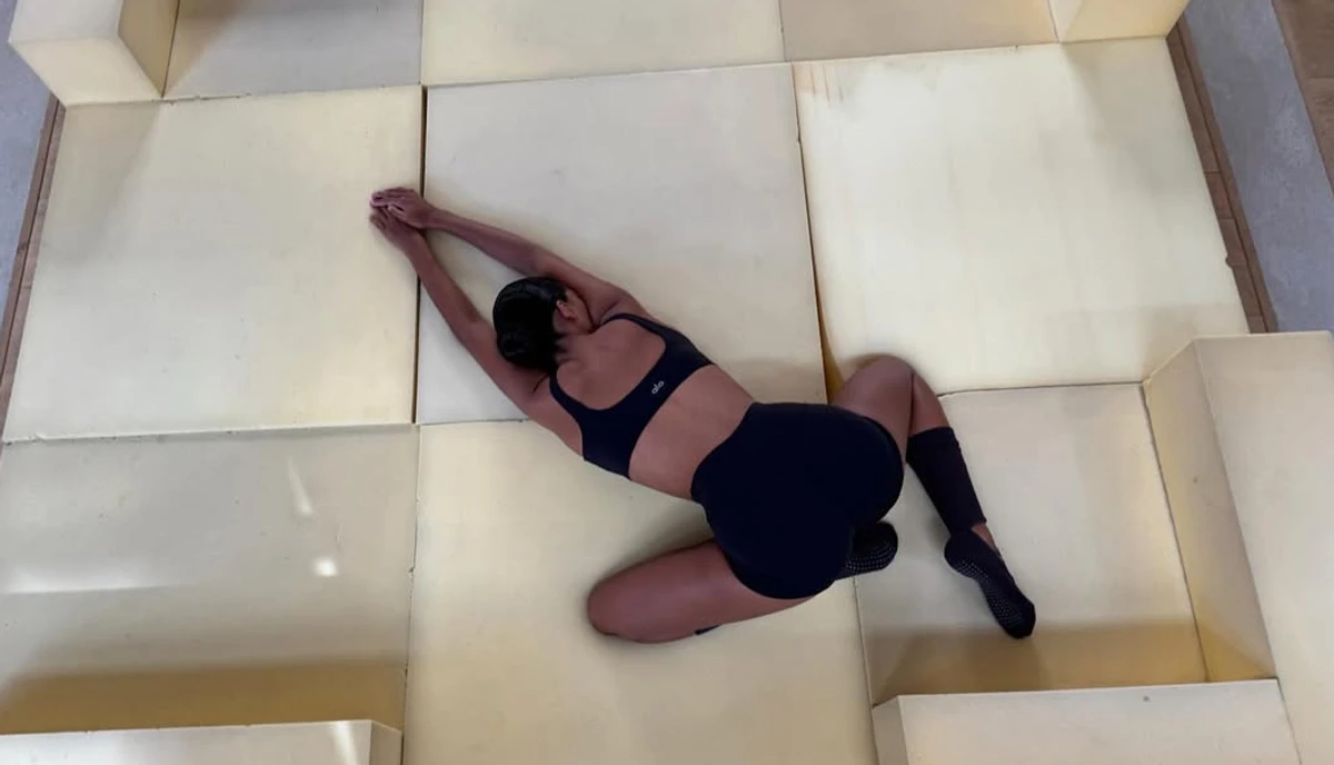 Тіна Кунакі у шортах і топі показала сідниці у звабній позі