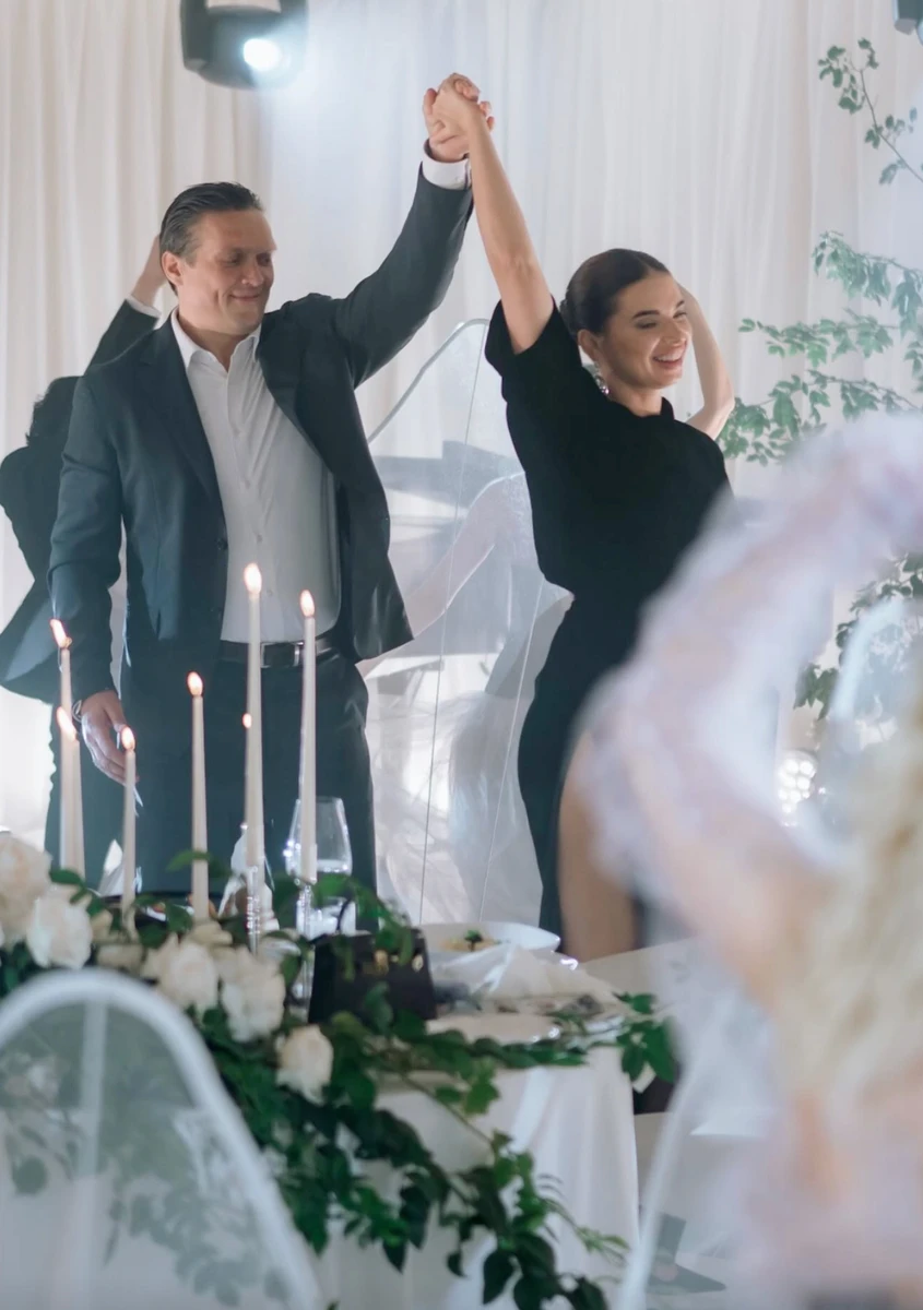 Олександр Усик з дружиною в ошатних луках мило потанцювали