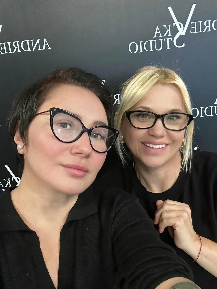 Олена Мозгова показала коротку стрижку