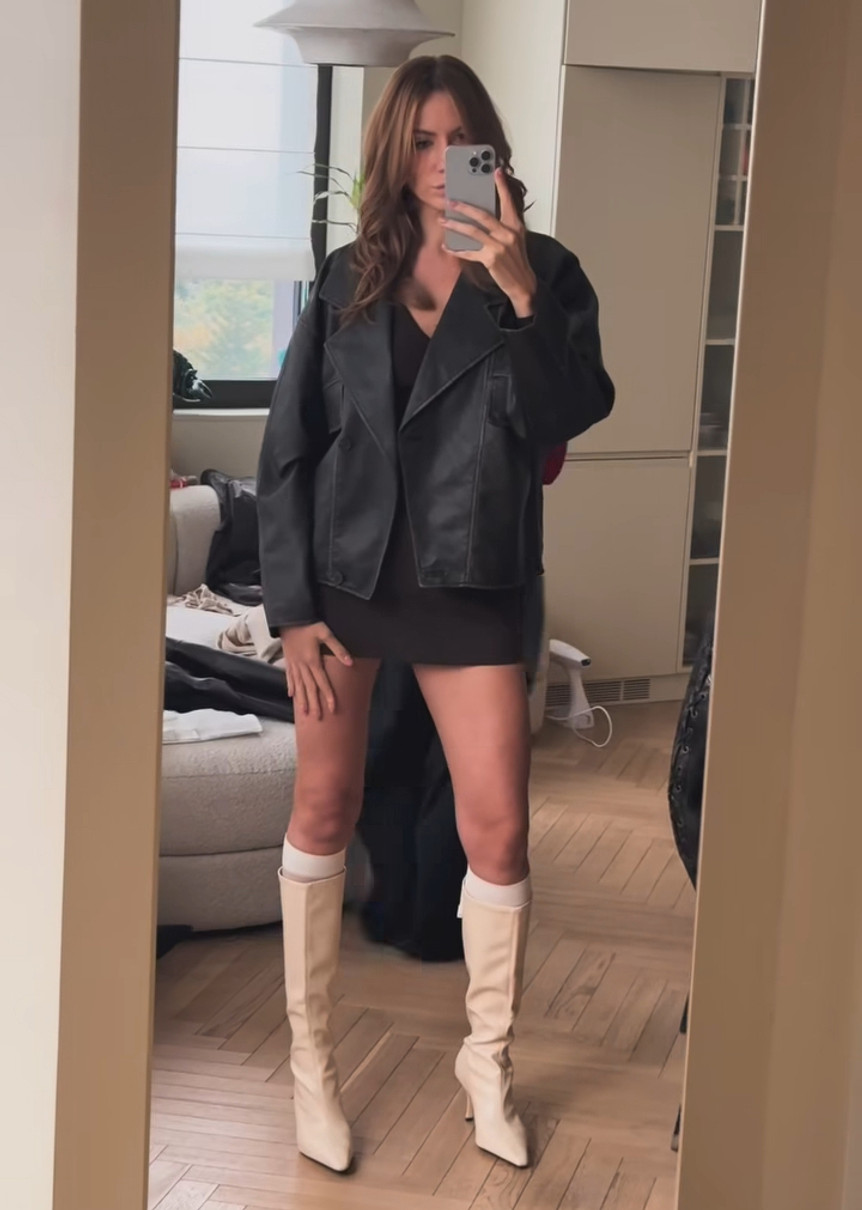 Леся Нікітюк у міні похвалилася довгими ногами перед дзеркалом